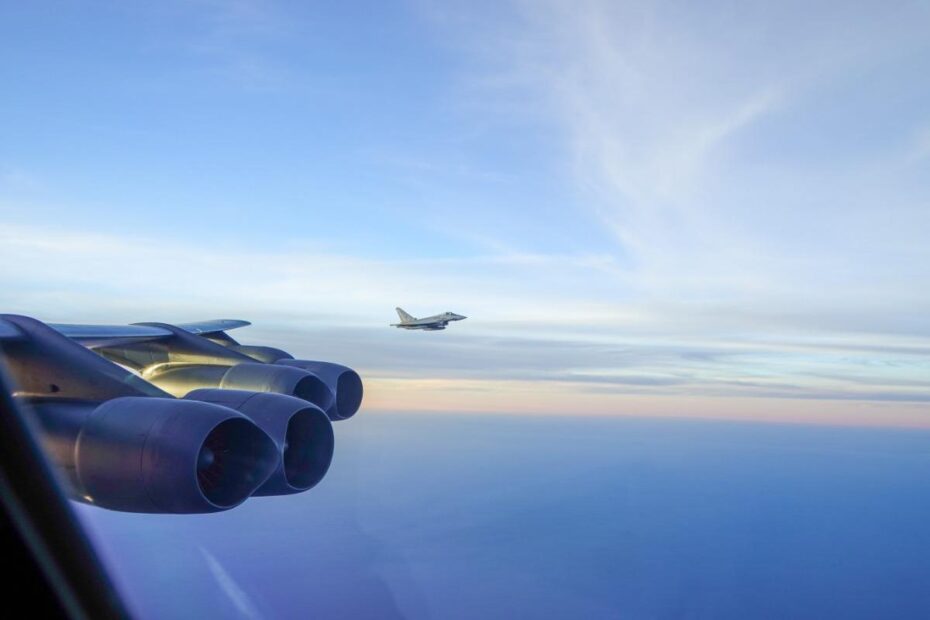 Mientras se encuentren en el teatro europeo, las tripulaciones de los bombarderos llevarán a cabo una serie de misiones de entrenamiento que simularán operaciones en espacios aéreos complejos y de alto riesgo. Foto cortesía de la Fuerza Aérea de los Estados Unidos.