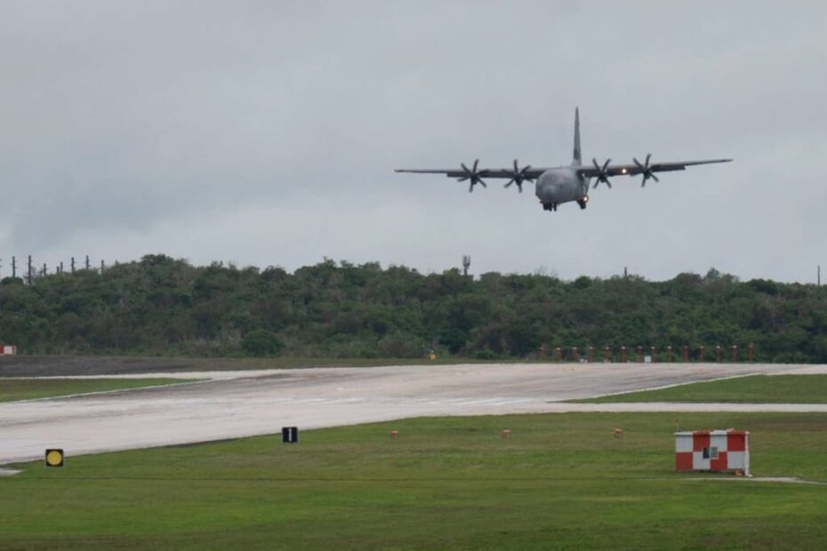 Un C-130J Super Hércules asignado al 19.º Ala de Transporte Aéreo, Base Aérea de Little Rock, Arkansas, llega a la Base Aérea Andersen, Guam, en apoyo del Ejercicio a Nivel Departamental 2025 de la Fuerza Aérea, el 9 de julio de 2025. El rápido despliegue del Comando de Movilidad Aérea en el teatro de operaciones proporciona la movilidad global necesaria para que la Fuerza Aérea de los Estados Unidos pueda ejecutar la serie DLE con rapidez y a gran escala. El DLE abarca todas las ramas del Departamento de Defensa, los aliados y los socios, y emplea más de 400 aeronaves conjuntas y de coalición y más de 12 000 efectivos en más de 50 ubicaciones que abarcan 3000 millas. (Fotografía de la Fuerza Aérea de los Estados Unidos realizada por el sargento Dalton Williams).
