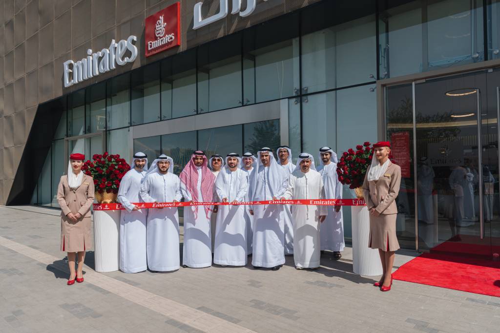 La tienda fue inaugurada por Adnan Kazim, vicepresidente y director comercial de Emirates, junto con el jeque Majid Al Mualla, vicepresidente senior de Asuntos Internacionales de Emirates, y Adil Al Ghaith, vicepresidente senior de Operaciones Comerciales del Centro de Emirates, en presencia de Su Excelencia Matar Salem Al Dhaheri, embajador de los Emiratos Árabes Unidos en el Reino de Arabia Saudita, y Ali Rajab, vicepresidente ejecutivo de la Autoridad General de Aviación Civil de Arabia Saudita (GACA). ©Emirates