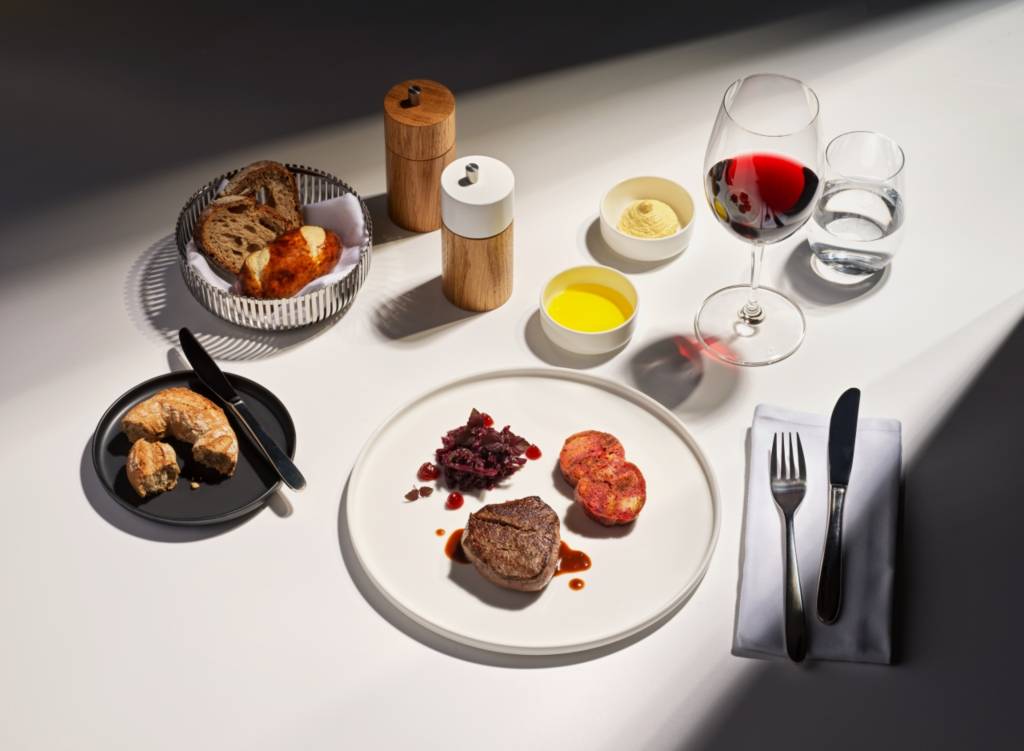 Solomillo de res con jugo de anís estrellado y gel de cassis. Albóndigas de pan de remolacha salteadas y col roja. ©Swiss