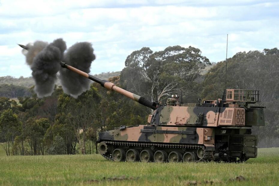 Miembros de la Escuela de Artillería y del 4.º Regimiento de la Real Artillería Australiana realizaron recientemente un entrenamiento con fuego real con el nuevo obús autopropulsado AS9 Huntsman en Puckapunyal, Victoria. Era la primera vez que soldados australianos disparaban el AS9 Huntsman en suelo australiano. ©Departamento de Defensa de Australia