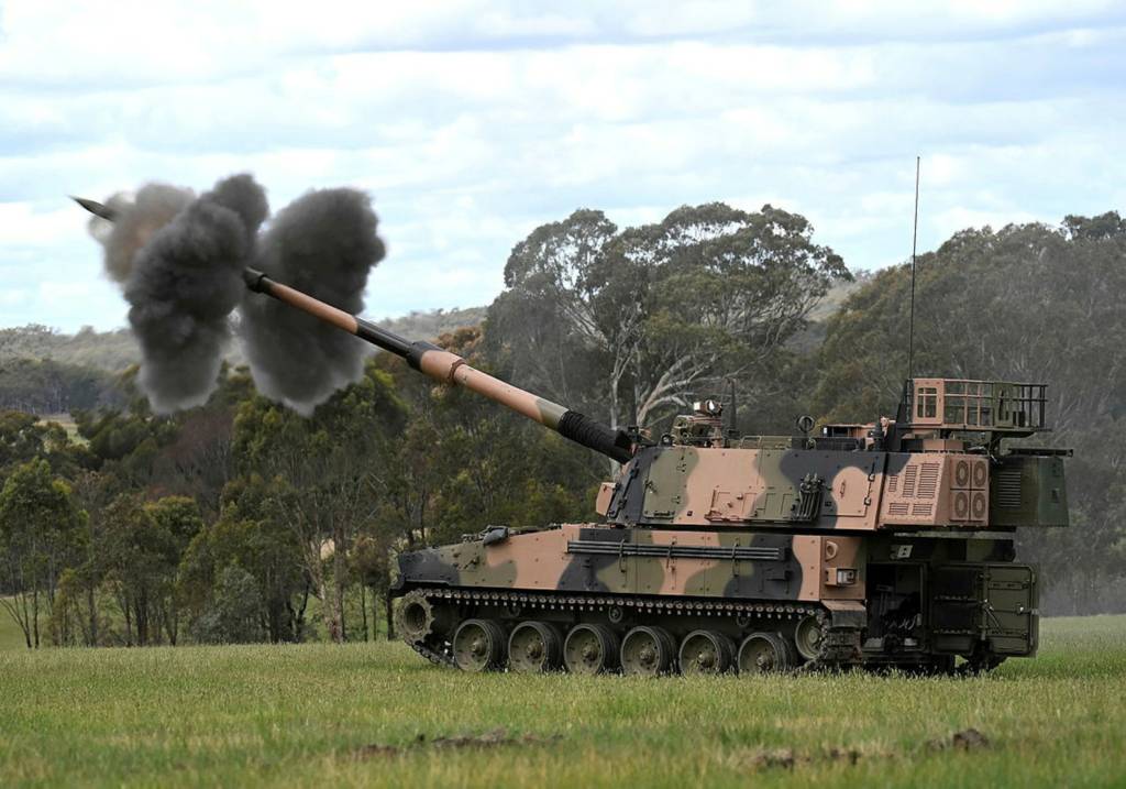 Miembros de la Escuela de Artillería y del 4.º Regimiento de la Real Artillería Australiana realizaron recientemente un entrenamiento con fuego real con el nuevo obús autopropulsado AS9 Huntsman en Puckapunyal, Victoria. Era la primera vez que soldados australianos disparaban el AS9 Huntsman en suelo australiano. ©Departamento de Defensa de Australia