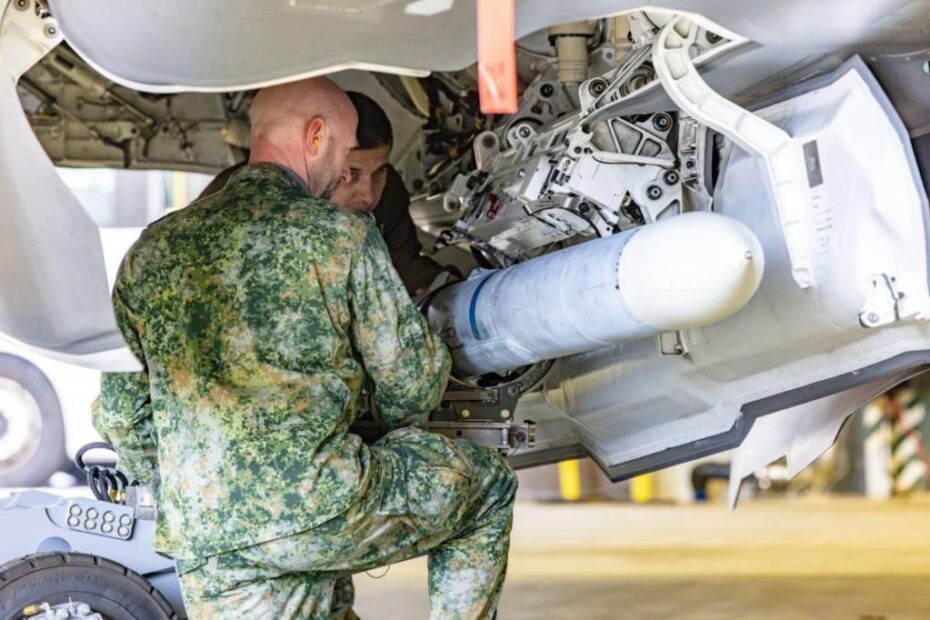 Especialistas en armamento de la Real Fuerza Aérea y Espacial de los Países Bajos realizan la primera carga de armamento entre fuerzas armadas en un F-35A Lightning II estadounidense, el 5 de diciembre de 2025. Foto cortesía de OR-9 Fanny Chesiere.