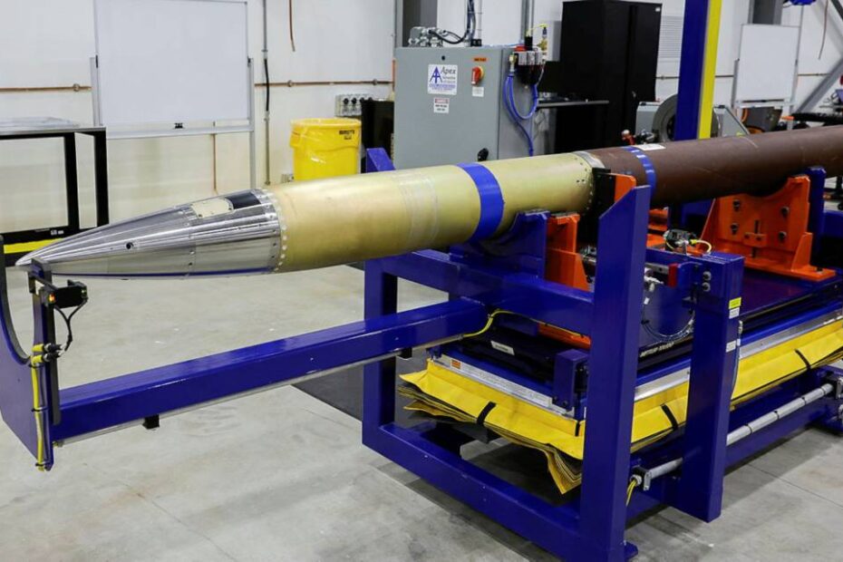 El 5 de diciembre de 2025, el ministro de Industria de Defensa, el honorable Pat Conroy, diputado, inauguró una nueva planta de ensamblaje de misiles en Port Wakefield, Australia Meridional, en colaboración con Lockheed Martin Australia. La fábrica comenzará a fabricar misiles del sistema de lanzamiento múltiple guiado a finales de 2025. ©Departamento de Defensa de Australia