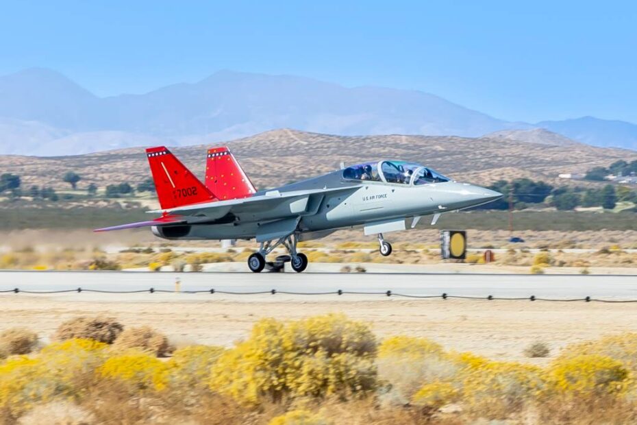 El primer T-7A Red Hawk llega a la Base Aérea Edwards, California, el 8 de noviembre de 2025. La campaña de pruebas de la aeronave está siendo llevada a cabo por la Fuerza de Pruebas Integradas T-7A, que forma parte de la Fuerza de Pruebas Combinadas de Airpower Foundations, en colaboración con el 416.º Escuadrón de Pruebas de Vuelo. La Fuerza de Pruebas Integradas es una asociación entre la Fuerza Aérea de los Estados Unidos y el fabricante del T-7A, The Boeing Company. (Fotografía de la Fuerza Aérea de los Estados Unidos realizada por Todd Schannuth).