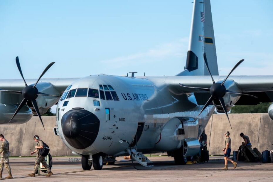 La tripulación aérea y los encargados de carga asignados al 53.º Escuadrón de Reconocimiento Meteorológico preparan un WC-130J Super Hércules para su salida en la Base Aérea Keesler, Misisipi, el 13 de agosto de 2025. ©USAF