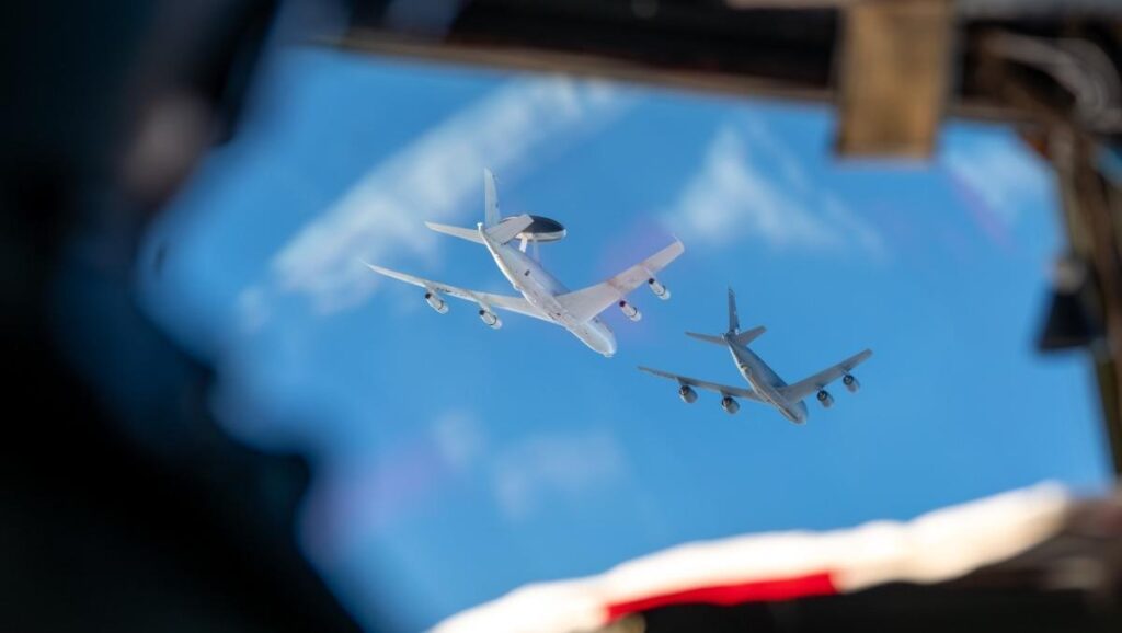 Un B-52H Stratofortress de la Fuerza Aérea de los Estados Unidos vuela junto a un sistema de control aéreo de alerta aerotransportado (AWACS) E-3 Sentry de la OTAN y un KC-135 Stratotanker de la Fuerza Aérea de los Estados Unidos sobre el área de responsabilidad del Mando Europeo de los Estados Unidos, el 12 de noviembre de 2025. Foto cortesía de la Fuerza Aérea de los Estados Unidos.