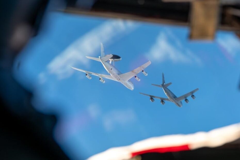 Un B-52H Stratofortress de la Fuerza Aérea de los Estados Unidos vuela junto a un sistema de control aéreo de alerta aerotransportado (AWACS) E-3 Sentry de la OTAN y un KC-135 Stratotanker de la Fuerza Aérea de los Estados Unidos sobre el área de responsabilidad del Mando Europeo de los Estados Unidos, el 12 de noviembre de 2025. Foto cortesía de la Fuerza Aérea de los Estados Unidos.