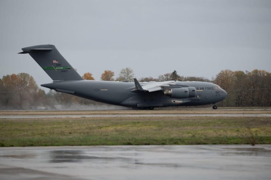 Un C-17 Globemaster III de la Fuerza Aérea de los Estados Unidos despega durante el ejercicio Gunfighter Flag 25-02, en la Base Conjunta Lewis-McChord, Washington, el 14 de noviembre de 2025. Los F-35 de la Real Fuerza Aérea y Espacial de los Países Bajos se unieron a las unidades de la Fuerza Aérea de los Estados Unidos en los Estados Unidos para el ejercicio Gunfighter Flag 25-02. Foto cortesía de la Fuerza Aérea de los Estados Unidos.