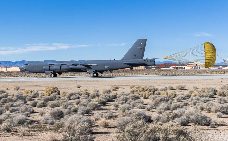 La tripulación aérea del 419º Escuadrón de Pruebas de Vuelo de la Base Aérea Edwards, en California, aterriza un B-52 Stratofortress tras su vuelo de traslado desde las instalaciones de Boeing en San Antonio el 8 de diciembre de 2025. El avión, equipado con un sistema de radar modernizado, completó este hito como parte del Programa de Modernización del Radar del B-52, lo que garantiza que el bombardero siga siendo un componente vital del poder aéreo de los Estados Unidos. (Fotografía de la Fuerza Aérea de los Estados Unidos realizada por James West)