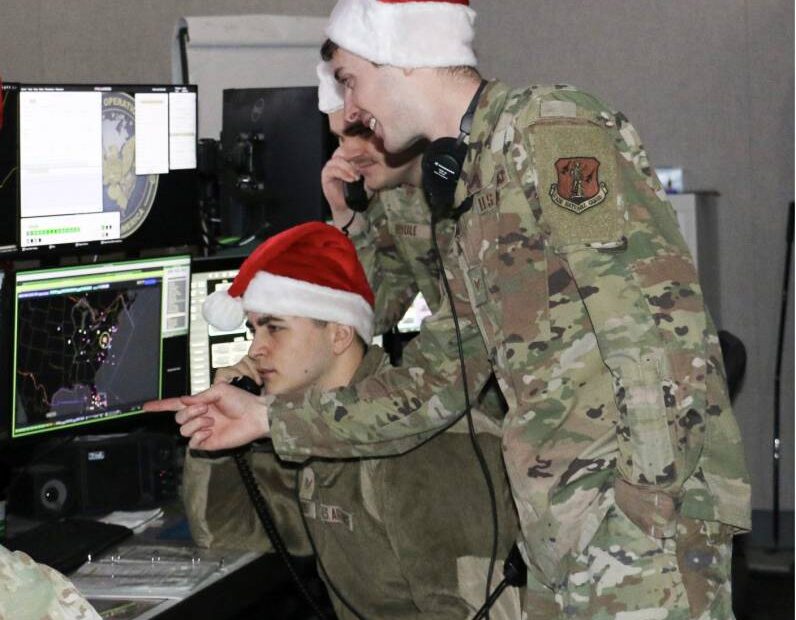 Los aviadores de la Guardia Aérea Nacional de Nueva York asignados al Sector de Defensa Aérea del Este en Rome, Nueva York, se preparan para el seguimiento de Santa Claus en Nochebuena como parte de su misión del Comando de Defensa Aeroespacial de América del Norte el 19 de diciembre de 2025. Las familias pueden visitar el sitio web «NORAD Tracks Santa» del NORAD para saber dónde se encuentra Santa Claus en Nochebuena. Foto de Tim Jones.