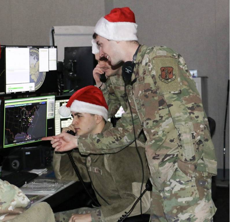 Los aviadores de la Guardia Aérea Nacional de Nueva York asignados al Sector de Defensa Aérea del Este en Rome, Nueva York, se preparan para el seguimiento de Santa Claus en Nochebuena como parte de su misión del Comando de Defensa Aeroespacial de América del Norte el 19 de diciembre de 2025. Las familias pueden visitar el sitio web «NORAD Tracks Santa» del NORAD para saber dónde se encuentra Santa Claus en Nochebuena. Foto de Tim Jones.