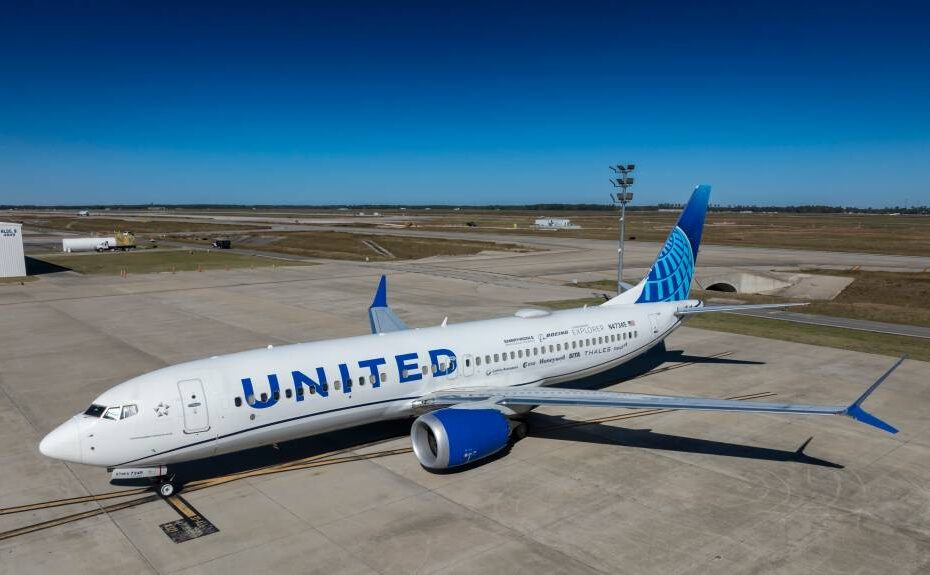 El Boeing ecoDemonstrator Explorer 2025, un 737-8 de United Airlines, se encuentra fuera de un hangar de United en Houston antes de su primer vuelo para probar el Internet Protocol Suite. Imagen: Boeing