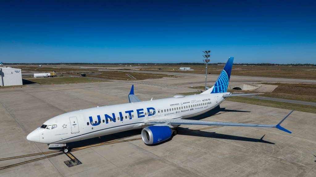 El Boeing ecoDemonstrator Explorer 2025, un 737-8 de United Airlines, se encuentra fuera de un hangar de United en Houston antes de su primer vuelo para probar el Internet Protocol Suite. Imagen: Boeing