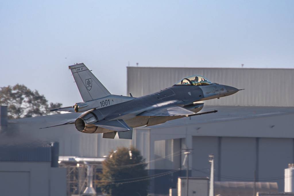 Lockheed Martin Eslovaquia-F-16-Bloque-70. Eslovaquia es el primer país europeo en adquirir el F-16 Bloque 70, una capacidad que refuerza su capacidad para adelantarse a las amenazas regionales y apoyar las misiones aliadas. Imagen: Lockheed Martin