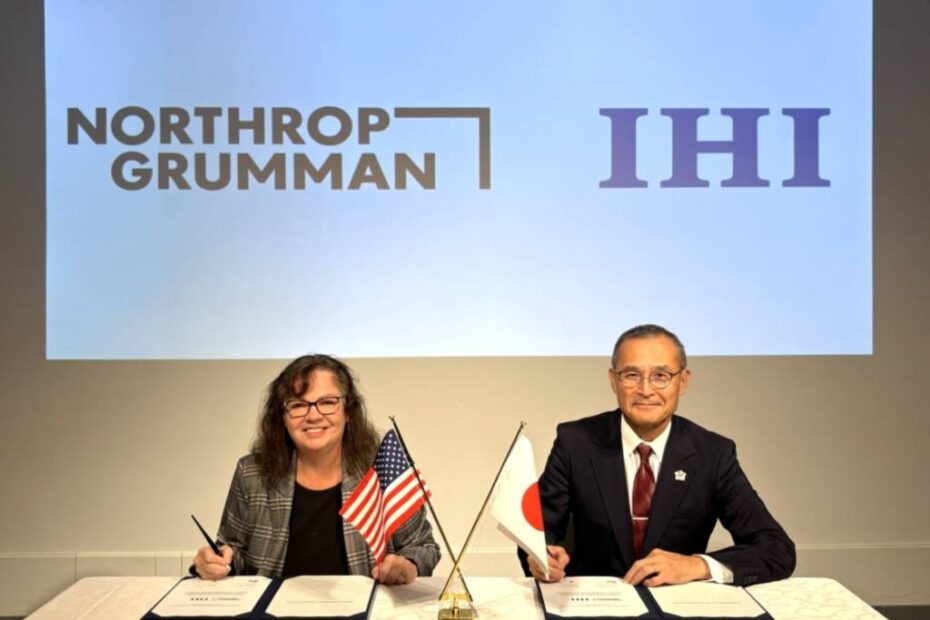 Lisa Brown, directora ejecutiva para Japón de Northrop Grumman, y Fumiharu Namiki, presidente de IHI AEROSPACE, firman un memorando de entendimiento para colaborar en el avance de la tecnología de propulsión global. (Crédito de la foto: Northrop Grumman)