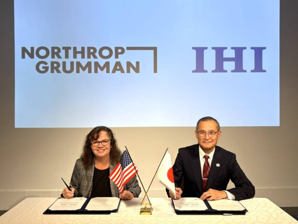 Lisa Brown, directora ejecutiva para Japón de Northrop Grumman, y Fumiharu Namiki, presidente de IHI AEROSPACE, firman un memorando de entendimiento para colaborar en el avance de la tecnología de propulsión global. (Crédito de la foto: Northrop Grumman)
