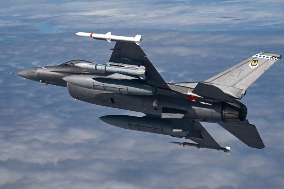 Un F-16 Fighting Falcon de la Fuerza Aérea de los Estados Unidos transporta el SiAW. (Crédito de la foto: Fuerza Aérea de los Estados Unidos)