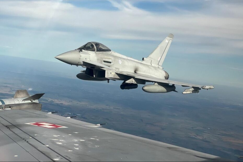 Un Typhoon de la Real Fuerza Aérea Británica durante maniobras aéreas combinadas, visto desde la perspectiva de un piloto de un F-16 de la Fuerza Aérea Polaca, el 9 de octubre de 2023. El 4 de diciembre de 2025, una operación de búsqueda, localización, seguimiento y objetivo (F2T2) reunió a los Typhoons de la Real Fuerza Aérea Británica (RAF) con unidades terrestres de la Real Fuerza Aérea Británica y del Ejército de los Estados Unidos para la F2T2 en Polonia, lo que demostró una integración multidominio perfecta. Foto cortesía de la RAF.