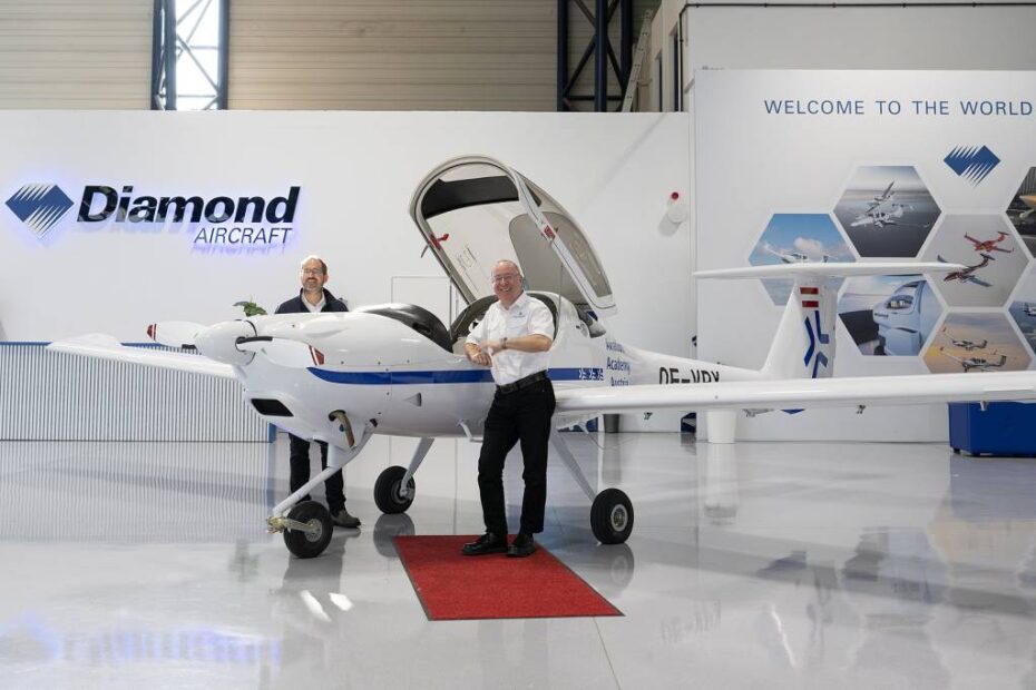 Oliver Karall (derecha) y Thomas Wieser (izquierda), de la Academia de Aviación de Austria, con el nuevo DA20i Katana. ©Diamond Aircraft