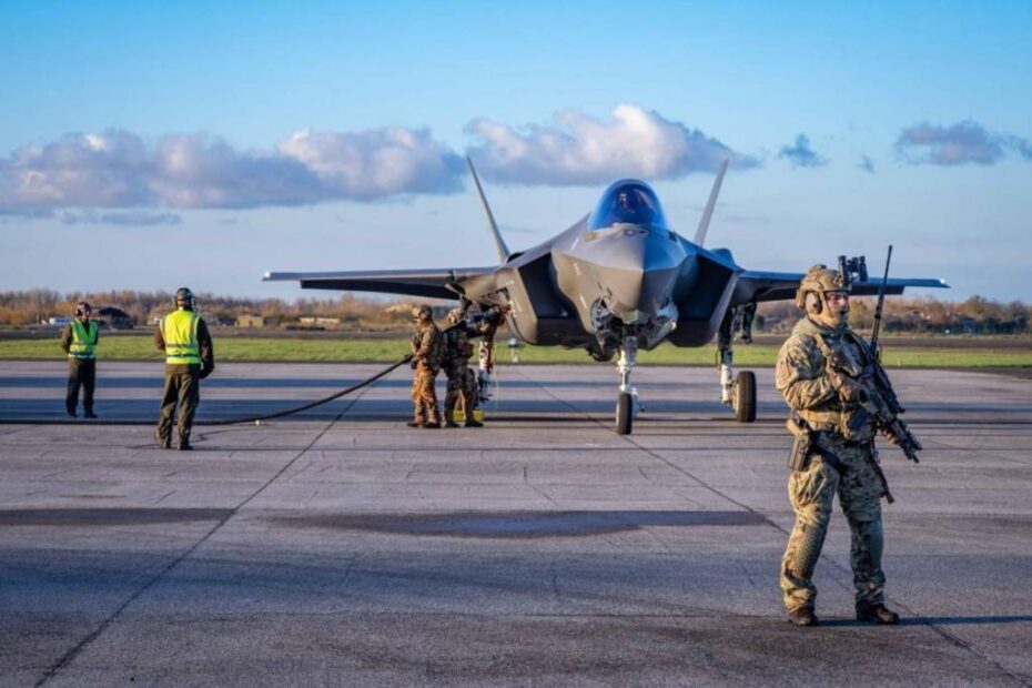 El equipo FARP de la Fuerza Aérea Italiana realizó un «reabastecimiento en caliente», es decir, un reabastecimiento con el motor en marcha y el piloto a bordo. Foto cortesía de la Fuerza Aérea Italiana.