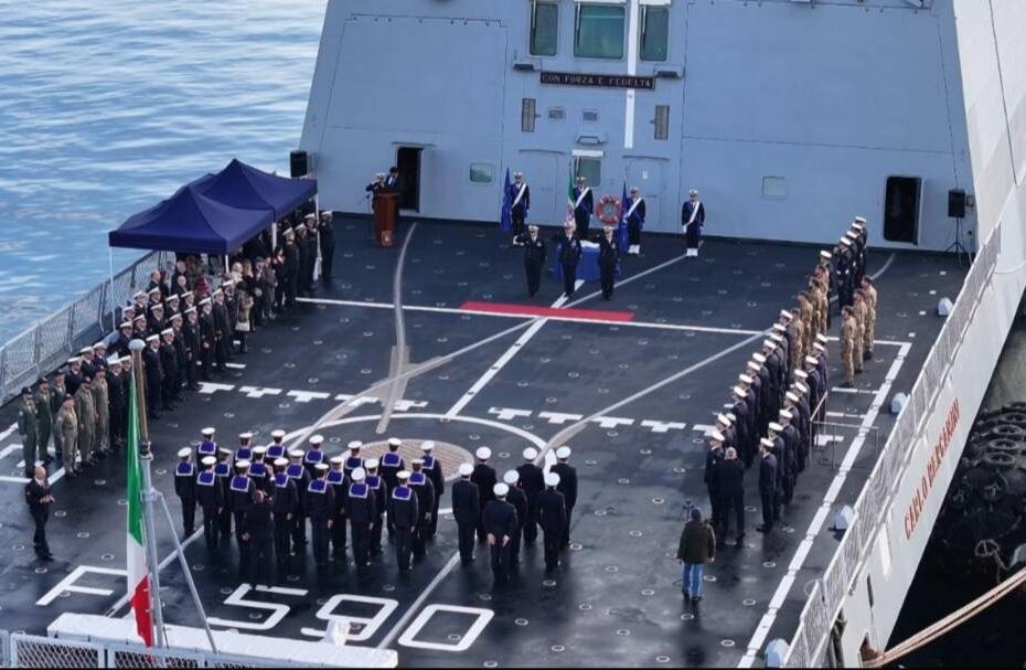 La Armada italiana celebró seis meses consecutivos al frente del Grupo Marítimo Permanente 2 de la OTAN (SNMG2) con una ceremonia de traspaso de mando en Taranto, donde el contralmirante Francesco Iavazzo transfirió formalmente el mando al contralmirante Cristian Nardone en presencia del contralmirante Luca Pasquale Esposito, lo que subraya el liderazgo sostenido y el compromiso duradero de Italia con la preparación operativa y la continuidad del SNMG2.