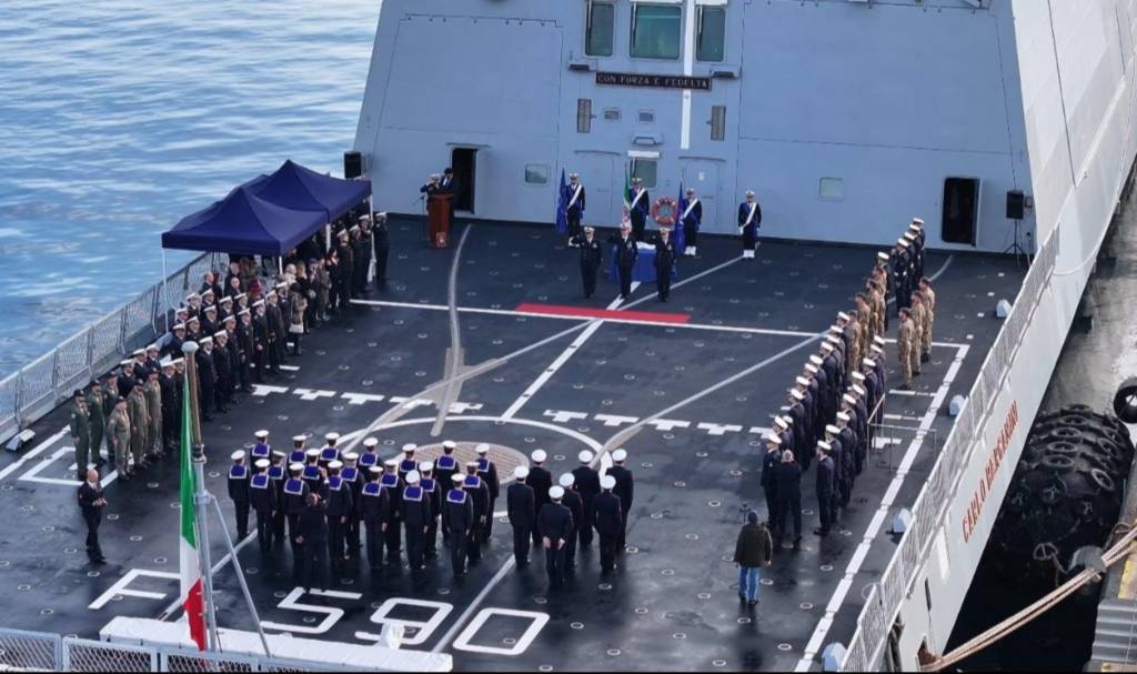 La Armada italiana celebró seis meses consecutivos al frente del Grupo Marítimo Permanente 2 de la OTAN (SNMG2) con una ceremonia de traspaso de mando en Taranto, donde el contralmirante Francesco Iavazzo transfirió formalmente el mando al contralmirante Cristian Nardone en presencia del contralmirante Luca Pasquale Esposito, lo que subraya el liderazgo sostenido y el compromiso duradero de Italia con la preparación operativa y la continuidad del SNMG2.