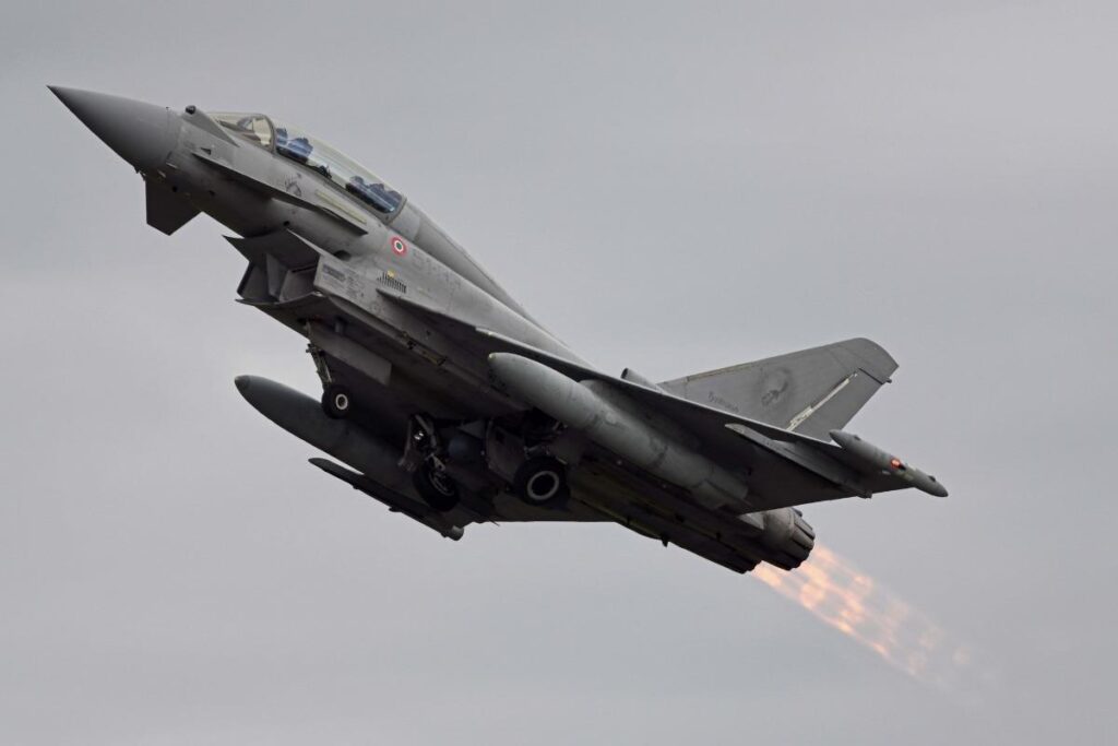 Organizado por la Fuerza Aérea Italiana y dirigido por el Centro Desplegable de Mando y Control Aéreo (DACCC) en Poggio Renatico, Italia, PODA25 es un ejercicio clave y de amplio alcance diseñado para poner a prueba y reforzar la interoperabilidad y la preparación operativa de las fuerzas aliadas en operaciones de defensa aérea. Foto cortesía de la Fuerza Aérea Italiana.