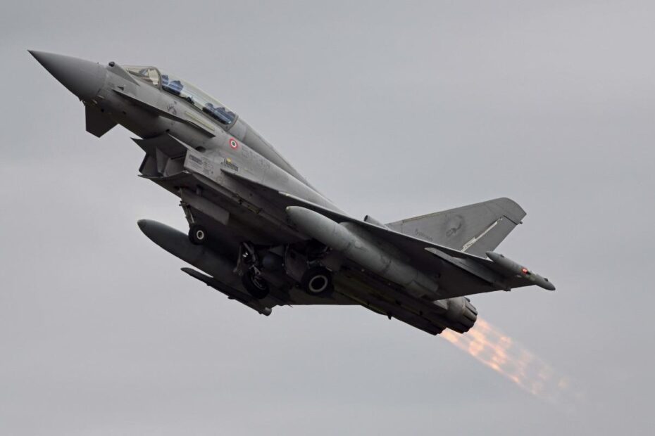 Organizado por la Fuerza Aérea Italiana y dirigido por el Centro Desplegable de Mando y Control Aéreo (DACCC) en Poggio Renatico, Italia, PODA25 es un ejercicio clave y de amplio alcance diseñado para poner a prueba y reforzar la interoperabilidad y la preparación operativa de las fuerzas aliadas en operaciones de defensa aérea. Foto cortesía de la Fuerza Aérea Italiana.