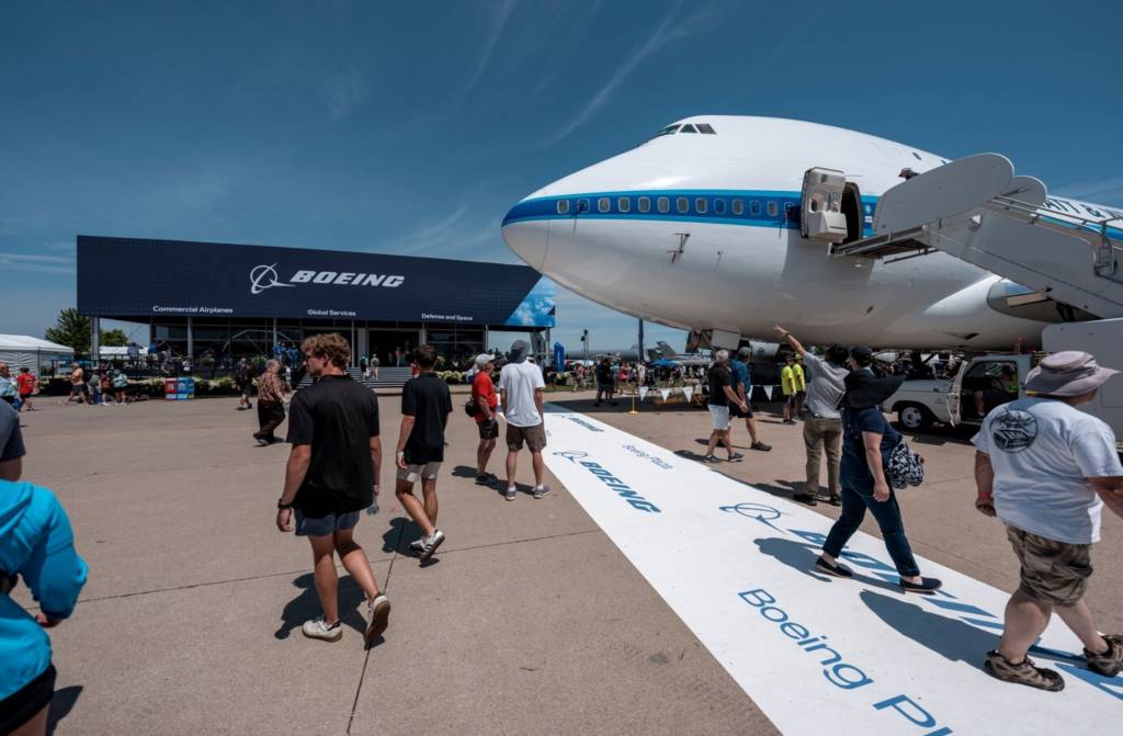 Boeing se enorgullece de renovar su patrocinio de nivel Platino con la EAA para la convención anual AirVenture Oshkosh, incluyendo el patrocinio de Boeing Plaza. (Foto de Boeing).