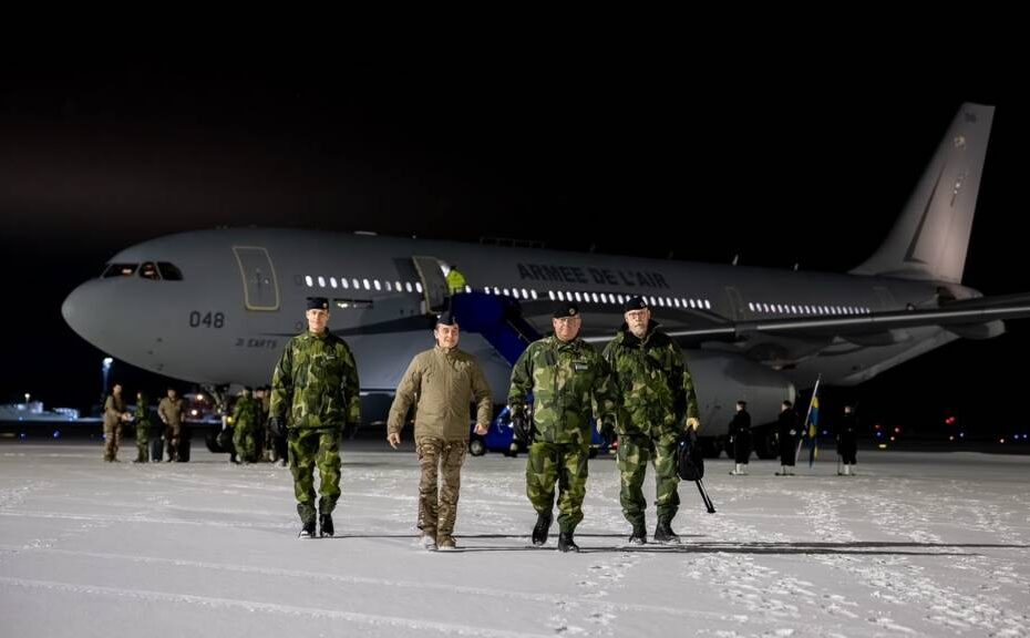 El jefe de Defensa francés, el general Fabien Mandon, visitó los regimientos de Norrbotten junto con el comandante supremo sueco Michael Claesson. Aquí llegan al aeropuerto de Luleå Kallax junto con el coronel Peter Greberg y el embajador francés, Thierry Carlier. Foto: Jesper Sundstrom/Fuerzas Armadas Suecas