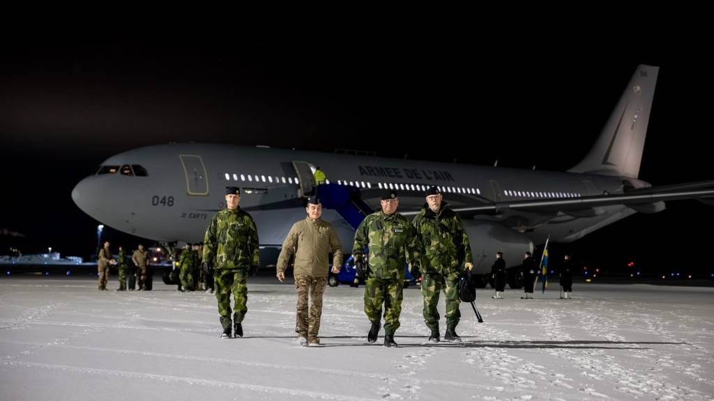 El jefe de Defensa francés, el general Fabien Mandon, visitó los regimientos de Norrbotten junto con el comandante supremo sueco Michael Claesson. Aquí llegan al aeropuerto de Luleå Kallax junto con el coronel Peter Greberg y el embajador francés, Thierry Carlier. Foto: Jesper Sundstrom/Fuerzas Armadas Suecas