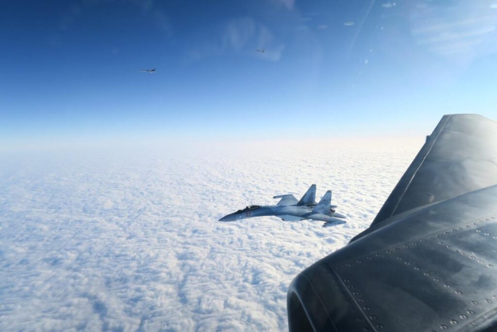 En respuesta a una amenaza de aviones rusos cerca del espacio aéreo de la OTAN, cazas suecos y finlandeses despegaron a nivel nacional, junto con los Eurofighters italianos que despegaron bajo la autoridad de la OTAN. Foto cortesía de la Fuerza Aérea Sueca.