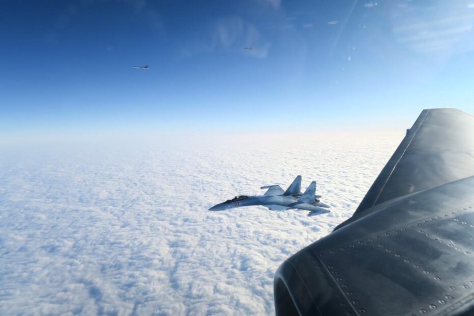 En respuesta a una amenaza de aviones rusos cerca del espacio aéreo de la OTAN, cazas suecos y finlandeses despegaron a nivel nacional, junto con los Eurofighters italianos que despegaron bajo la autoridad de la OTAN. Foto cortesía de la Fuerza Aérea Sueca.
