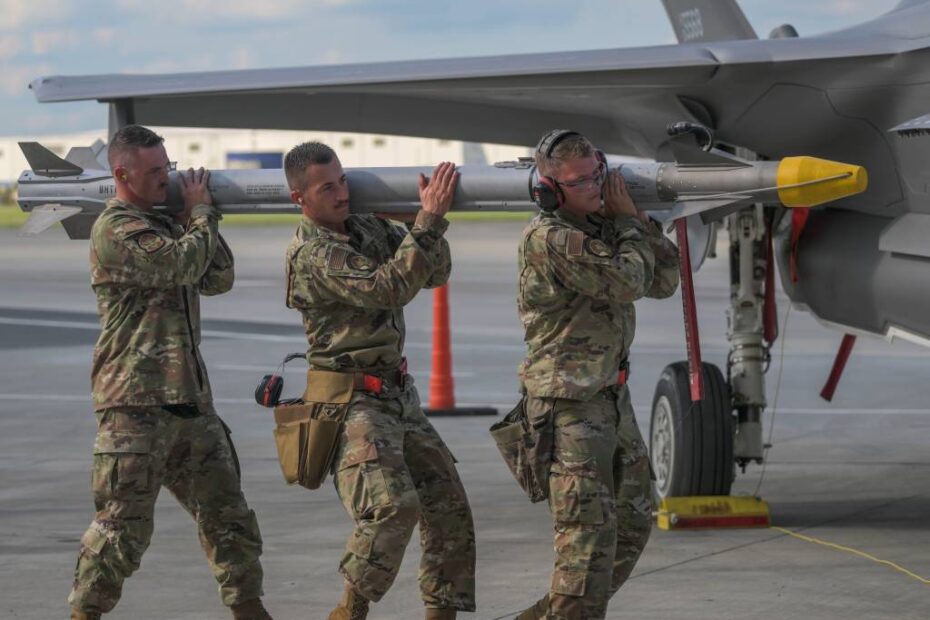 Los aviadores asignados al 34º Escuadrón de Generación de Cazas compiten en una prueba de carga de armas durante el ejercicio William Tell en la Base Aérea Nacional de Savannah, Georgia, el 12 de septiembre de 2023. A lo largo de los años, William Tell se ha ganado su reputación como la cumbre de las competiciones de combate aire-aire y sigue siendo la fuerza motriz detrás de los avances en tácticas, tecnología y entrenamiento de guerra aérea. (Foto de la Fuerza Aérea de los Estados Unidos por la sargento Kaitlyn Ergish)