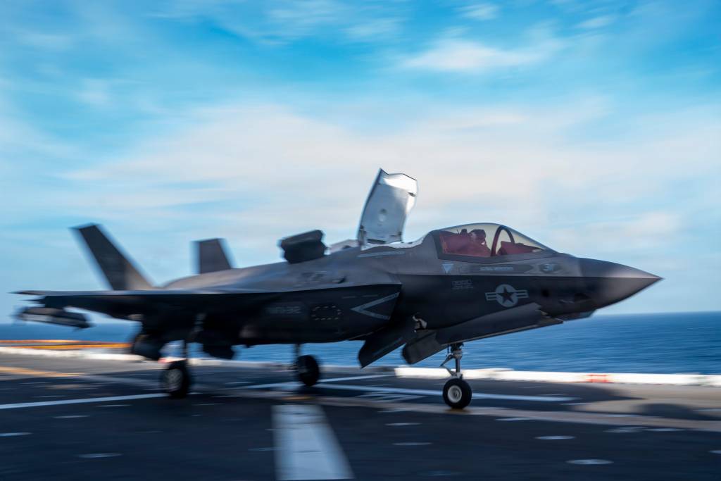 Un F-35B Lighting II, adscrito al Escuadrón de Ataque de Cazas Marinos 242, despega de la cubierta de vuelo del buque de asalto anfibio clase America USS Tripoli (LHA 7) durante operaciones de vuelo en el mar de China Meridional, el 11 de diciembre de 2025. El Escuadrón de Caza 242 de la Marina, que forma parte del Grupo de Ataque Expedicionario Tripoli, está llevando a cabo operaciones rutinarias en la zona de operaciones de la Séptima Flota de los Estados Unidos. La Séptima Flota de los Estados Unidos es la flota numerada de despliegue avanzado más grande de la Armada de los Estados Unidos y colabora y opera habitualmente con aliados y socios para preservar una región Indo-Pacífico libre y abierta. (Foto de la Armada de los Estados Unidos tomada por el marinero especialista en comunicación de masas Ángel Conde).