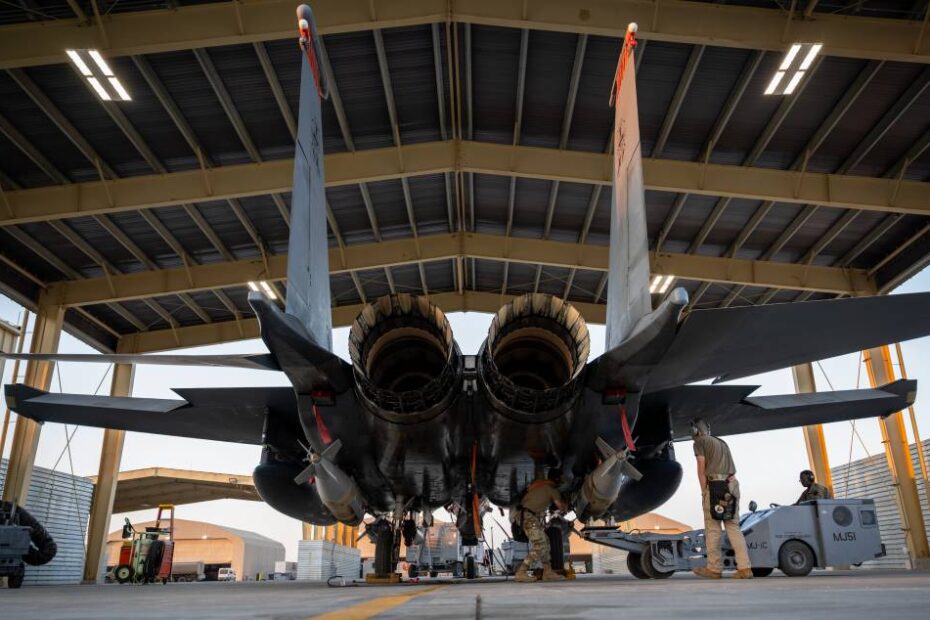 ÁREA DE RESPONSABILIDAD DEL COMANDO CENTRAL DE EE. UU. (18 de diciembre de 2025) Pilotos estadounidenses cargan sistemas de municiones GBU-31 en un F-15E Strike Eagle dentro del área de responsabilidad del Comando Central de EE. UU., el 18 de diciembre, en apoyo de la Operación Hawkeye Strike. (Foto de la Fuerza Aérea de EE. UU.)