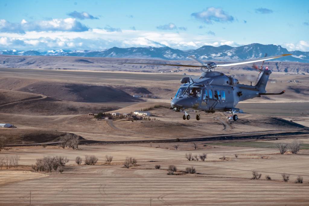 Un MH-139A Grey Wolf asignado al 40.º Escuadrón de Helicópteros lleva a cabo su primera misión operativa en la Base Aérea Malmstrom, Montana, el 8 de enero de 2026. La misión marca el inicio de la sustitución del UH-1N Huey, de la época de Vietnam, y representa un paso clave en la modernización de la seguridad de la disuasión nuclear terrestre del país. (Fotografía de la Fuerza Aérea de los Estados Unidos realizada por la soldado de primera clase Teniya Caldwell)