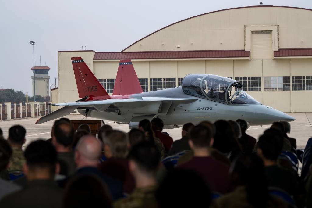 Un T-7A Red Hawk asignado al 99.º Escuadrón de Entrenamiento Aéreo, la primera unidad de la Fuerza Aérea en recibir el avión, se exhibe durante la ceremonia de bienvenida celebrada en la Base Conjunta San Antonio-Randolph, Texas, el 9 de enero de 2026. La llegada del T-7A Red Hawk marca un hito histórico para la AETC, ya que sustituye al T-38 Talon, con seis décadas de antigüedad, y supone un avance en la formación de pilotos de la Fuerza Aérea de los Estados Unidos. (Fotografía de la Fuerza Aérea de los Estados Unidos realizada por Zelideth Rodríguez).