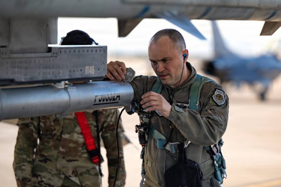 El general de brigada Lawrence Sullivan, comandante del Ala 57, realiza una inspección visual de un avión F-16 Fighting Falcon antes de una misión en la Base Aérea Nellis, Nevada, el 9 de enero de 2026. (Fotografía de la Fuerza Aérea de los Estados Unidos tomada por William R. Lewis)