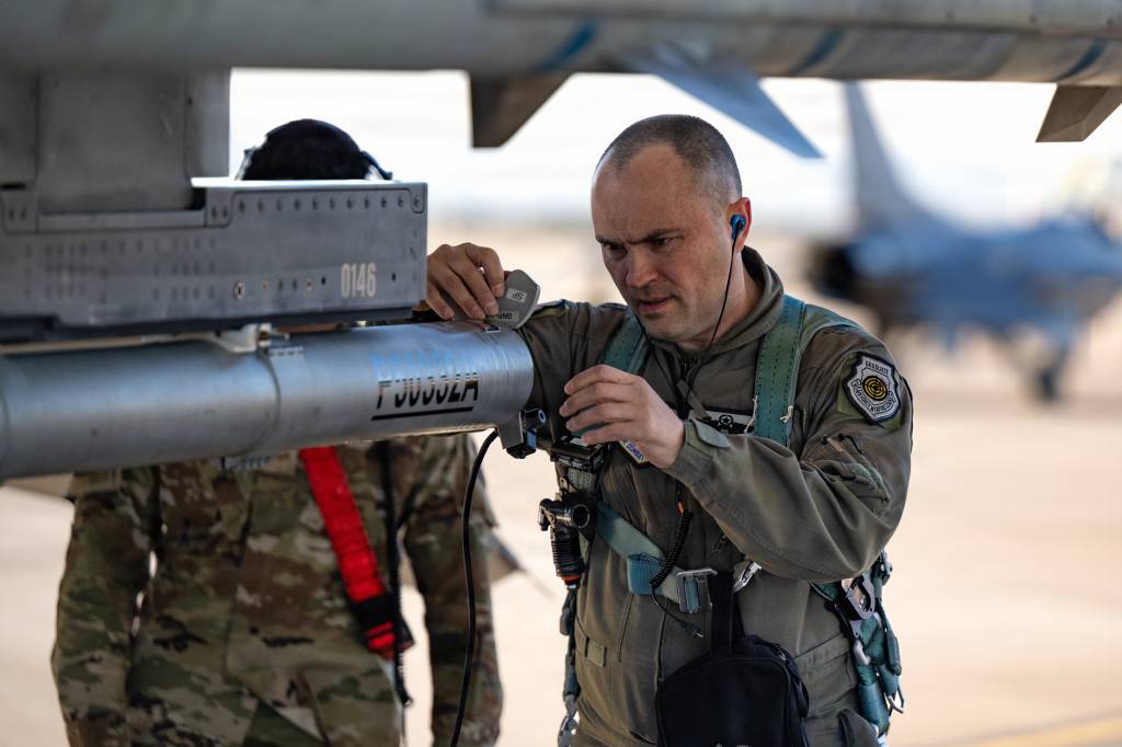 El general de brigada Lawrence Sullivan, comandante del Ala 57, realiza una inspección visual de un avión F-16 Fighting Falcon antes de una misión en la Base Aérea Nellis, Nevada, el 9 de enero de 2026. (Fotografía de la Fuerza Aérea de los Estados Unidos tomada por William R. Lewis)
