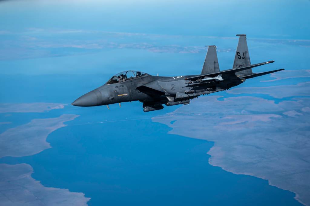 Un F-15E Strike Eagle se aproxima a un KC-135 Stratotanker para repostar en vuelo sobre los cielos de la costa este, el 22 de enero de 2026. El F-15E es un caza versátil diseñado para realizar misiones tanto aire-aire como aire-tierra, equipado con aviónica y electrónica avanzadas que le permiten operar con eficacia a baja altitud, de día o de noche y en cualquier condición meteorológica. ©USAF. Aviador de la Fuerza Aérea Samir Harris
