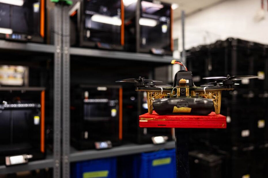 Un dron HANX diseñado por el sargento Henry David Volpe, del Cuerpo de Marines de los Estados Unidos, se exhibe en la base del Cuerpo de Marines Camp Lejeune, Carolina del Norte, el 23 de enero de 2026. El HANX es el primer dron impreso en 3D del Cuerpo de Marines que cumple con la Ley de Autorización de Defensa Nacional, y proporciona una plataforma aérea segura y adaptable para los combatientes modernos. (Foto del Cuerpo de Marines de los Estados Unidos tomada por el sargento Alfonso Livrieri).