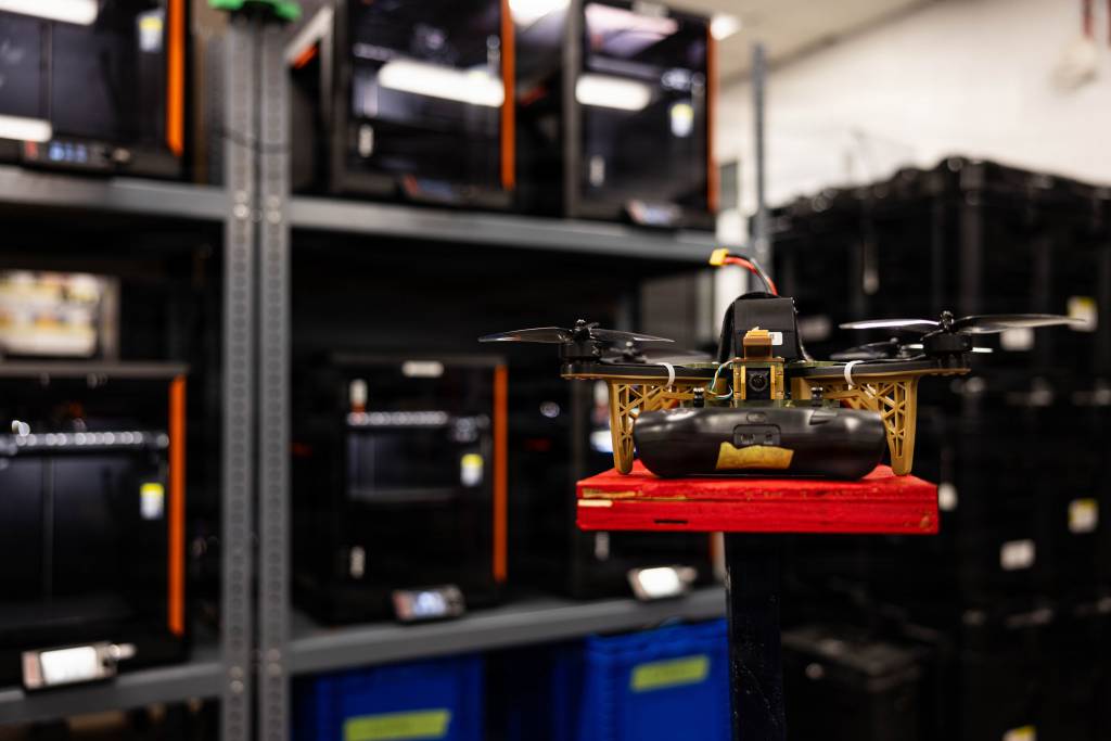 Un dron HANX diseñado por el sargento Henry David Volpe, del Cuerpo de Marines de los Estados Unidos, se exhibe en la base del Cuerpo de Marines Camp Lejeune, Carolina del Norte, el 23 de enero de 2026. El HANX es el primer dron impreso en 3D del Cuerpo de Marines que cumple con la Ley de Autorización de Defensa Nacional, y proporciona una plataforma aérea segura y adaptable para los combatientes modernos. (Foto del Cuerpo de Marines de los Estados Unidos tomada por el sargento Alfonso Livrieri).