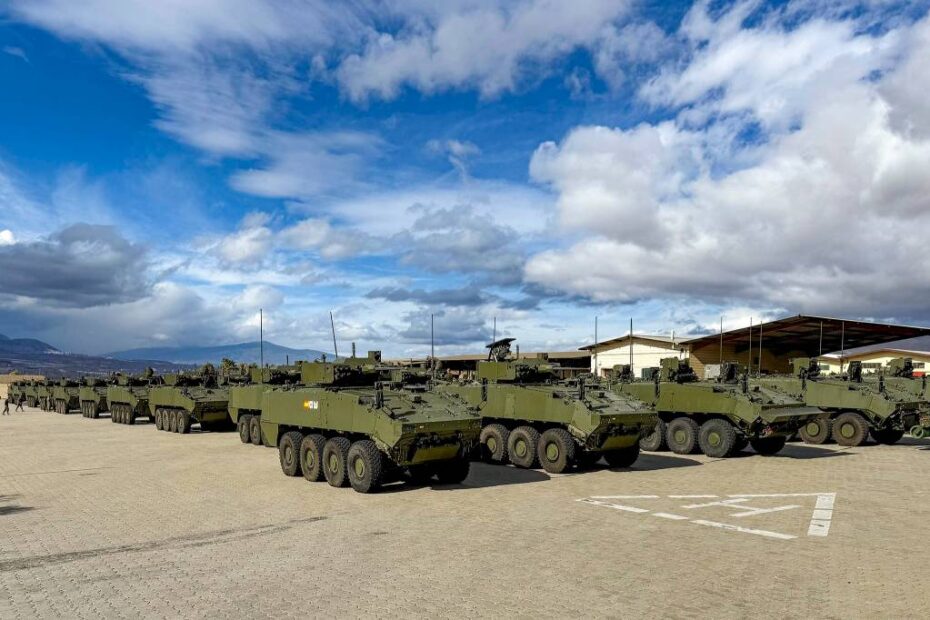 Asiste a la entrega al Ejército de Tierra de los vehículos blindados de combate sobre ruedas (VCR) 8X8 ‘Dragón’, en la Base Álvarez de Sotomayor de Viator (Almería). Foto: María José Muñoz/MDE
