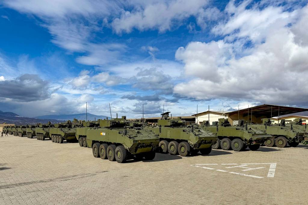 Asiste a la entrega al Ejército de Tierra de los vehículos blindados de combate sobre ruedas (VCR) 8X8 ‘Dragón’, en la Base Álvarez de Sotomayor de Viator (Almería). Foto: María José Muñoz/MDE