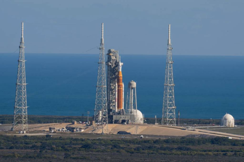 El cohete Artemis II SLS (Sistema de Lanzamiento Espacial) de la NASA con la nave espacial Orion sobre un lanzador móvil se ve en el Complejo de Lanzamiento 39B, el jueves 29 de enero de 2026, en el Centro Espacial Kennedy de la NASA en Florida. El vuelo de prueba Artemis II llevará al comandante Reid Wiseman, al piloto Victor Glover y a la especialista de misión Christina Koch, de la NASA, y al especialista de misión Jeremy Hansen, de la CSA (Agencia Espacial Canadiense), alrededor de la Luna y de regreso a la Tierra. NASA/Jim Ross