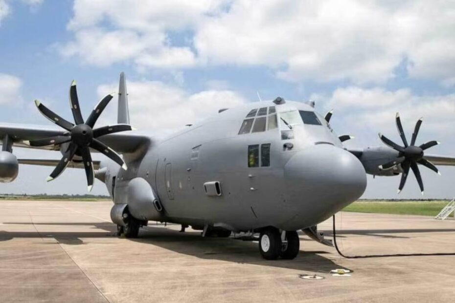 El avión AMP Increment II de la Fuerza Aérea de los Estados Unidos en las instalaciones de L3Harris en Waco, Texas. L3Harris ha modernizado la aviónica del C-130 desde 1985, proporcionando actualizaciones digitales de la cabina que prolongan la vida útil de la aeronave y facilitan el cumplimiento de los requisitos del espacio aéreo mundial. Imagen: L3Harris