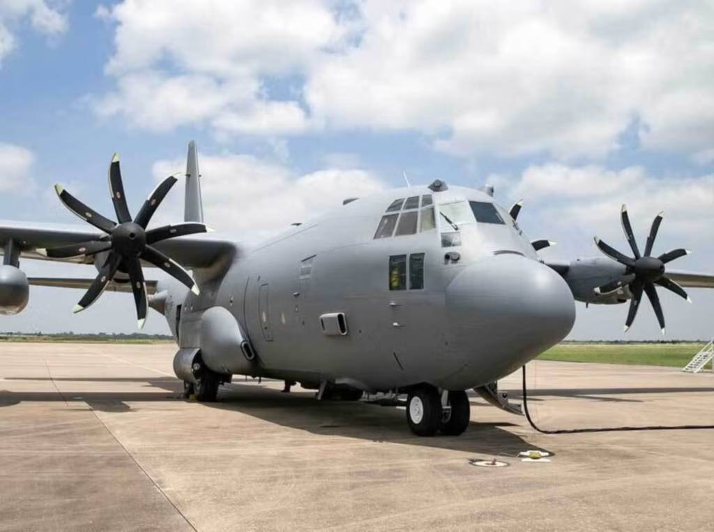 El avión AMP Increment II de la Fuerza Aérea de los Estados Unidos en las instalaciones de L3Harris en Waco, Texas. L3Harris ha modernizado la aviónica del C-130 desde 1985, proporcionando actualizaciones digitales de la cabina que prolongan la vida útil de la aeronave y facilitan el cumplimiento de los requisitos del espacio aéreo mundial. Imagen: L3Harris