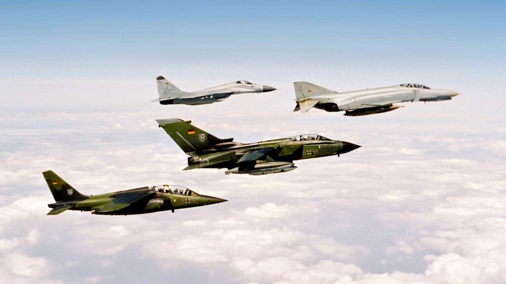 La Fuerza Aérea Alemana en un vuelo en formación sobre Berlín. MiG Mikoyan-Gurevich-29 Fulcrum, F-4F Phantom II, Tornado IDS Interdiction Strike y Alpha Jet. Estas aeronaves eran los adversarios del MiG. ©Bundeswehr/Grenzmeier